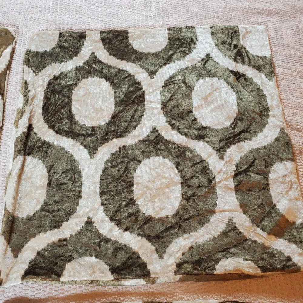 Pottery Barn Throw Pillow Shams Set Of 4‎  Geometric Olive & Beige Velvet 18x18